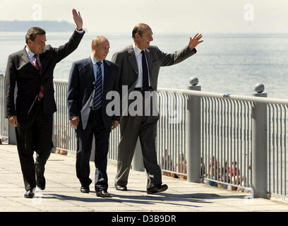 (Dpa) - Russian President Wladimir Putin (C) macht einen Spaziergang mit deutschen Bundeskanzler Gerhard Schröder (L) und der französische Präsident Jacques Chirac auf der Promenade in Swetlogorsk, Russland, Sonntag, 3. Juli 2005. Nach einem Tri-Lateral treffen Schröder teilnehmen Putin und Chirac an gefeiert für die 7 Stockfoto