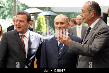 (Dpa) - Russian President Wladimir Putin (C) begrüßt deutsche Bundeskanzler Gerhard Schröder (L) und der französische Präsident Jacques Chirac in Swetlogorsk, Russland, Sonntag, 3. Juli 2005. Nach einem Tri-Lateral treffen Schröder, Putin und Chirac nehmen an den Feierlichkeiten zum 750jährigen Jubiläum der der Stockfoto