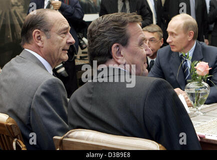 (Dpa) - Russian President Wladimir Putin (R) begrüßt German Chancellor Gerhard Schroeder (C) und der französische Präsident Jacques Chirac in Swetlogorsk, Russland, Sonntag, 3. Juli 2005. Nach einem Tri-Lateral treffen Schröder, Putin und Chirac nehmen an den Feierlichkeiten zum 750jährigen Jubiläum der der Stockfoto