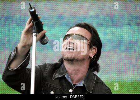 (Dpa) - führt der britischen Rockband U2 Bono während der Live 8-Konzert im Hyde Park in London, England, 2. Juli 2005. Das Konzert, gleichzeitig in vielen Städten auf der ganzen Welt, darunter Paris, Berlin, Philadelphia und Rom, zielt darauf ab, die Armut in der Welt im Vorfeld der nächsten aufmerksam wir Stockfoto