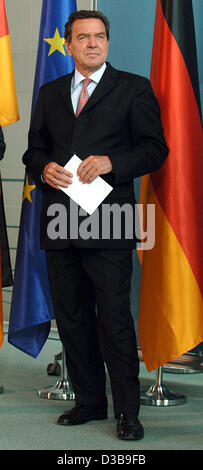 (Dpa-Datei) - das Bild, datiert 24. Juni 2005, zeigt Bundeskanzler Gerhard Schroeder während einer Pressekonferenz mit dem Geschäftsführer der Deutschen Bahn Hartmut Mehdorn im Kanzleramt in Berlin. Stockfoto