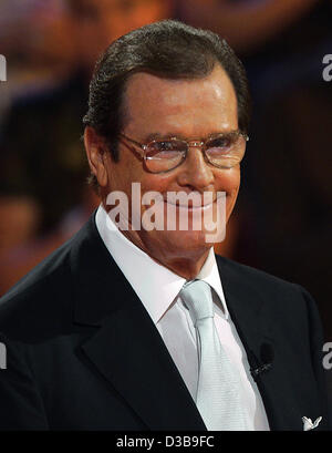 (Dpa) - das Bild, datiert 29. Juni 2005, zeigt britische Schauspieler Roger Moore live auf den ersten Episoden der deutschen TV-Show "Gottschalk & Freunde" in Köln. In acht Episoden beliebter Entertainer will Thomas Gottschalk einladen, prominente sowie Menschen aus seinem Privatleben. Gemischte wi Stockfoto