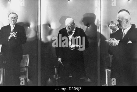 (Dpa-Dateien) - britischer Staatsmann Sir Winston Churchill (C) applaudiert, als er mit den Karlspreis in Aachen, Deutschland, 10. Mai 1956. Auf der linken deutschen Bundeskanzler Konrad Adenauer. Der Karlspreis ("Karlspreis") wird jährlich von der Stadt Aachen zu einem Pe seit 1950 vergeben. Stockfoto