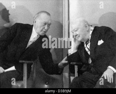 (Dpa-Dateien) - britischer Staatsmann Sir Winston Churchill (R) mit Bundeskanzler Konrad Adenauer in Aachen, Deutschland, 10. Mai 1956 plaudert. Churchill kam nach Aachen als Preisträger des Karlspreises ("Karlspreis"), die seit 1950 jährlich vergeben von der Stadt Aachen zu einer Person, die hat Stockfoto