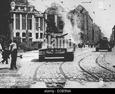(Dpa-Dateien) - Demonstranten werfen Steinen auf sowjetische Panzer während der Aufstände gegen das kommunistische Regime in Ost-Berlin, 17. Juni 1953. Der Aufstand eskalierte bei Streiks und einer Demonstration gegen unzumutbare Produktionsquoten durch sowjetische Panzer und Truppen am 17. Juni abgerissen wurden. Stockfoto