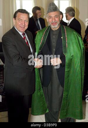 (Dpa) - deutsche Bundeskanzler Gerhard Schröder (L) begrüßt Hamid Karzai, Präsident Afghanistans, auf der internationalen Afghanistan-Konferenz in Bonn, Deutschland, 2. Dezember 2002. Ein Jahr nach der ersten Afghanistan-Konferenz diskutieren Vertreter von 32 Ländern Maßnahmen zur Stabilisierung der poli Stockfoto