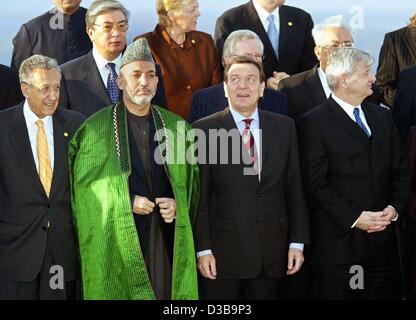 (Dpa) - Lakhdar Brahimi, UN-Sondergesandte für Afghanistan, Hamid Karzai, Präsident Afghanistans, deutsche Bundeskanzler Gerhard Schröder und der deutsche Außenminister Joschka Fischer (Vorderreihe, L-R) sowie kasachischer Außenminister Kassymzhomart Tokaev und Belgiens delegierter Minister der Foreig Stockfoto