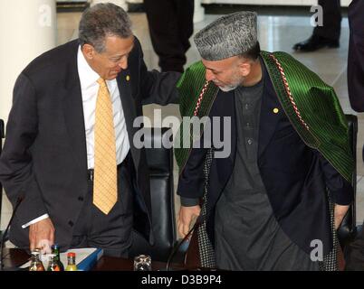 (Dpa) - Lakhdar Brahimi (L), UN-Sondergesandte für Afghanistan, und Hamid Karzai, Präsident Afghanistans, nehmen ihre Plätze vor der internationalen Afghanistan-Konferenz in Bonn, Deutschland, 2. Dezember 2002. Ein Jahr nach der ersten Afghanistan-Konferenz diskutieren Vertreter der 32 Länder Maßnahmen Stockfoto