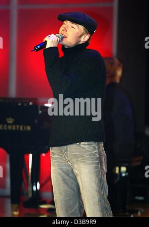 (Dpa) - Pop star Ronan Keating singt während einer Generalprobe der Aids-Gala "Stars 2002" in Berlin, 1. Dezember 2002. Anlässlich des Welt-Aids-Tag am 1. Dezember forderte Institutionen und Galas rund um den Globus einen Kampf gegen Aids und gegen Diskriminierung. Stockfoto