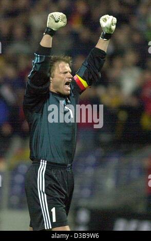 (Dpa) - deutsche Torhüter und Team-Kapitän Oliver Kahn nach der Euro 2004 Qualifikationsspiel Deutschland gegen die Färöer in Hannover, 16. Oktober 2002 jubilates. Deutschland gewinnt 2:1. Stockfoto