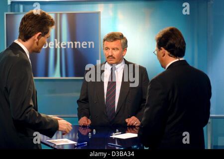 (Dpa) - Juergen W. Moellemann, ehemalige stellvertretende Vorsitzende der freien demokratischen Partei (FDP) und ehemaliger Vorsitzender der FDP in Nordrhein-Westfalen, wird in einer TV-Talkshow namens "Farbe parallel" (zeigt Farben oder saubere) interviewt von Chefredakteuren Jörg Schoenenborn (L) und Volker Herres, Co Stockfoto