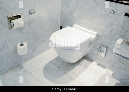 Smart Wand WC im Badezimmer aus Marmor Stockfoto