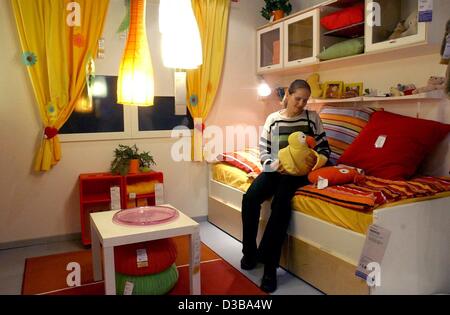 (Dpa) - eine Frau ist Check-out Einrichtung in einem Showroom das IKEA Einrichtungshaus in Günthersdorf bei Leipzig, 15. November 2002. Dieser Shop wurde 1994 eröffnet, hat 12.300 Quadratmetern und beschäftigt 260 Mitarbeiter. Der IKEA Konzern besitzt 143 Filialen in 22 Ländern (Stand 2001). 30 Filialen in Deutschland ergeben die bi Stockfoto