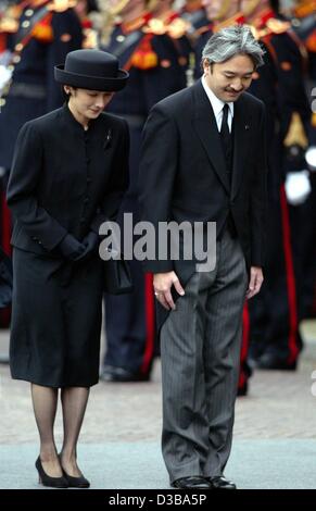 (Dpa) - Prinzessin Kiko und Prinz Akishino von Japan sind beugen Eintreffen an der Nieuwe Kerk (neue Kirche) in Delft an der Trauerfeier für Prinz Claus der Niederlande, 15. Oktober 2002. Prinz Claus starb am 6. Oktober 2002 im Alter von 76 Jahren. Der Ehemann der niederländischen Königin Beatrix war Stockfoto