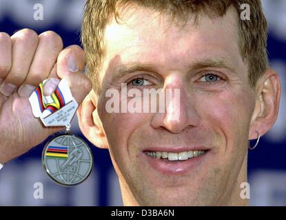 (Dpa) - deutsche Radfahrer Michael Rich protzt seine Silbermedaille gewann er beim Männer Elite Mal trial Rennen der Road Cycling World Championships in Zolder, Belgien, 10. Oktober 2002. Stockfoto