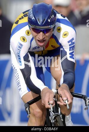 (Dpa) - deutsche Radfahrer Michael Rich Zyklen die letzten Meter der Männer Elite Zeitrennen Testversion der Road Cycling World Championships in Zolder, Belgien, 10. Oktober 2002. Er wurde die 40,4 km zweiter und gewann die Silbermedaille. Stockfoto