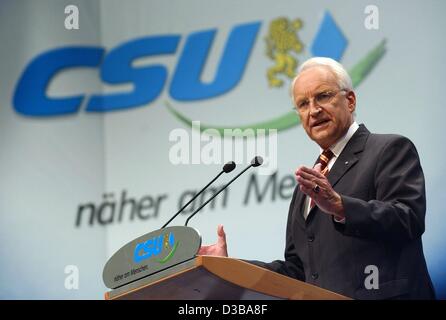 (Dpa) - Edmund Stoiber, Bayerischer Premier Minister und Vorsitzender der CSU, spricht bei der CSU-Parteitag in München, 22. November 2002. Unter dem Motto "Verlaessliche Politik - Stabilitaet Fuer Unser Land!" (verlässliche Politik - Stabilität für unser Land!) die CDU/CSU definiert ihre Stockfoto