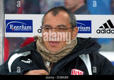 (Dpa) - der Stuttgarter Fußball-Trainer Felix Magath lächelnd Uhren der Bundesliga Fußballspiel VfB Stuttgart gegen erste FC Nürnberg in Nürnberg, 20. Oktober 2002. Stuttgart gewann 2:1. Stockfoto