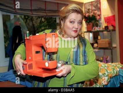 (Dpa-Dateien) - deutsche Schauspielerin Marianne Saegebrecht spielt Schneiderin Momi in den neuen deutschen Folgen der "Sesame Street ("Sesamstrasse"), 10. April 2001 in Hamburg gedreht. Saegebrecht spielte in Adlons Filmen "Sugarbaby" (1985), "Out of Rosenheim" ("Bagdad Cafe", 1988) und "Rosalie Goes Shopping" (1989) Stockfoto