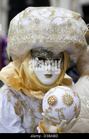 Traditionelle venezianische Masken getragen auf dem Karneval von Venedig in San Marco Platz Venedig Stockfoto