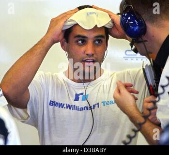 (Dpa) - spricht kolumbianische Formel-1-Fahrer Montoya (BMW-Williams) mit Renningenieur während eines Trainings auf dem Motor Speedway in Indianapolis, USA, 27. September 2002. Stockfoto