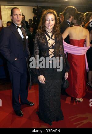 (Dpa) - griechische geborene Schlagersänger, Vicky Leandros und ihr Ehemann Enno Baron von Ruffin bei den Bambi Award-Show im Estrel Convention Center in Berlin, 21. November 2002 kommen. Etwa 1.000 geladene Gäste nahmen an der 54. Bambi-Unterhaltung-Preisverleihung, organisiert von deutschen Verlag Stockfoto