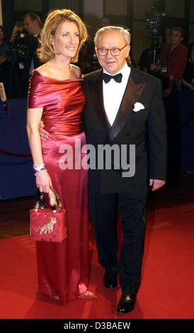 (Dpa) - deutscher Verleger Hubert Burda, "Gastgeber des Abends" und seine Frau, die Schauspielerin Maria Furtwaengler, kommen an den Bambi Award-Show im Estrel Convention Center in Berlin, 21. November 2002. Etwa 1.000 geladene Gäste nahmen an der 54. Bambi-Unterhaltung-Preisverleihung, organisiert von p Stockfoto