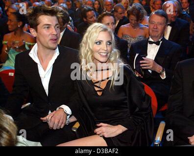 (Dpa) - deutsche Top-Model Nadja Auermann und ihr Mann Wolfram Kotaska besuchen die Bambi Award-Show im Estrel Convention Center in Berlin, 21. November 2002. Etwa 1.000 geladene Gäste nahmen an der 54. Bambi-Unterhaltung-Preisverleihung, organisiert von deutschen Verlag Burda. Stockfoto