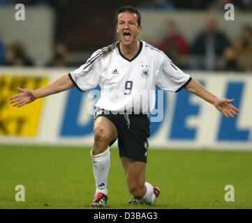 (Dpa) - Deutsch Fredi Bobic erfordert einen Elfmeter nach wird gefoult, während der internationale Fußballs-freundliche Spiel Deutschland gegen die Niederlande in Gelsenkirchen, Deutschland, 20. November 2002. Holland gewann 3: 1. Es ist Deutschlands erste Niederlage seit dem WM-Finale. Stockfoto