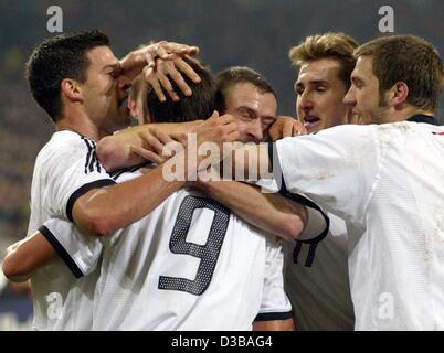 (Dpa) - jubilates deutsche Torjäger Fredi Bobic (C) mit seinen Teamkollegen (von L:) Joerg Boehme, Miroslav Klose, Michael Ballack und Torsten Frings während der internationalen Fußball-freundliche Spiel Deutschland gegen die Niederlande in Gelsenkirchen, Deutschland, 20. November 2002. Holland gewann 3: 1. Es ich Stockfoto