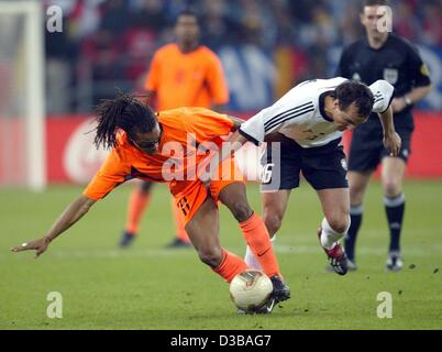 (Dpa) - kämpft deutschen Jens Jeremies (C) für den Ball mit niederländischen Edgar Davids während der internationalen Freundschaftsspiel Deutschland gegen die Niederlande in Gelsenkirchen, Deutschland, 20. November 2002. Auf der rechten Seite Schiedsrichter Hugh Dallas aus Schottland. Holland gewann 3: 1. Es ist Deutschlands erste defea Stockfoto