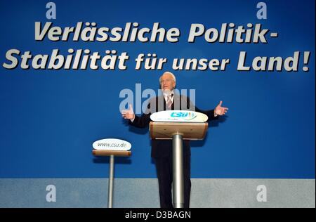 (Dpa) - Edmund Stoiber, Bayerischer Premier Minister und Vorsitzender der CSU, spricht bei der CSU-Parteitag in München, 22. November 2002. Das Motto der Parteitag ist "Verlaessliche Politik - Stabilitaet Fuer Unser Land!" (verlässliche Politik - Stabilität für unser Land!). In seiner sp Stockfoto