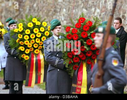 (Dpa) - Soldaten der Bundeswehr tragen Kränze um die gefallenen und vermissten Soldaten der beiden Weltkriege in der Festung Ehrenbreitenstein in der Nähe von Koblenz, Deutschland, 21. November 2002 zu gedenken. Offiziere und Politiker festgelegten Kränze. Der ehemalige Kommissar für die Stasi-Akten, Gauck, sagte in seiner spee Stockfoto