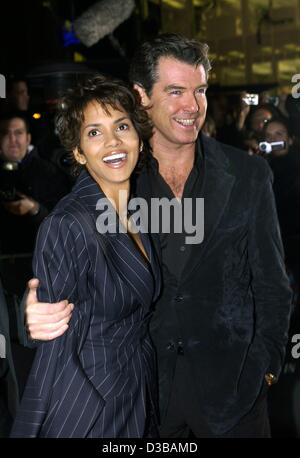 (Dpa) - irischen Schauspieler Pierce Brosnan und Bond Girl Halle Berry, der Agent Jinx im neuen James Bond-Film spielt, kommen bei der Premiere von "Die Another Day" in Berlin, 20. November 2002. Die deutsche Erstaufführung des 20. Bond Films nahmen eine Reihe von Sternen. Stockfoto