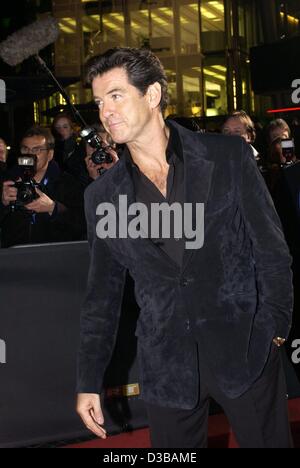 (Dpa) - irischen Schauspieler Pierce Brosnan Alias James Bond kommt bei der Premiere von "Die Another Day" in Berlin, 20. November 2002. Die deutsche Erstaufführung des 20. Bond Films nahmen eine Reihe von Sternen. Stockfoto