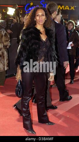 (Dpa) - Barbara Becker, Ex-Frau des ehemaligen deutschen Tennisstar Becker, kommt bei der Premiere des neuen Bond-Film "Die Another Day" in Berlin, 20. November 2002. Die deutsche Erstaufführung des 20. Bond Films nahmen eine Reihe von Sternen. Stockfoto