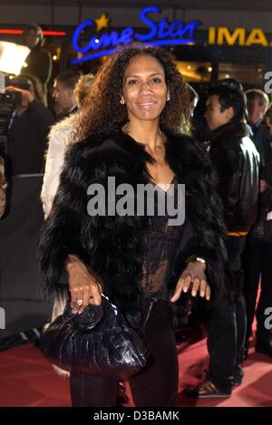 (Dpa) - Barbara Becker, Ex-Frau des ehemaligen deutschen Tennisstar Becker, kommt bei der Premiere des neuen Bond-Film "Die Another Day" in Berlin, 20. November 2002. Die deutsche Erstaufführung des 20. Bond Films nahmen eine Reihe von Sternen. Stockfoto