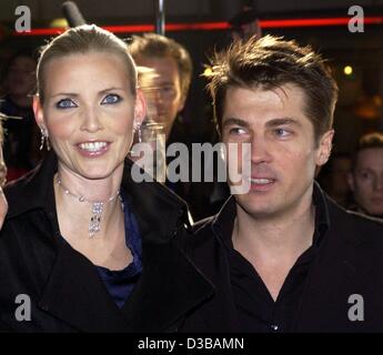 (Dpa) - deutsche Top-Model Nadja Auermann und ihr Ehemann, Schauspieler Wolfram Kotaska kommen bei der Premiere des neuen James Bond-Film "Die Another Day" in Berlin, 20. November 2002. Die deutsche Erstaufführung des 20. Bond Films nahmen eine Reihe von Sternen. Stockfoto