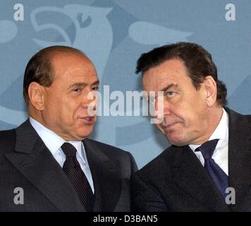 (Dpa) - spricht italienische Ministerpräsident Silvio Berlusconi (L) als Bundeskanzler Gerhard Schroeder sorgfältig während einer gemeinsamen Pressekonferenz in Berlin, 19. November 2002 hört. Sie informiert die Medien, die Deutschland und Italien noch über diskutieren, die die Entwicklung Europas führen werden "Galileo Stockfoto