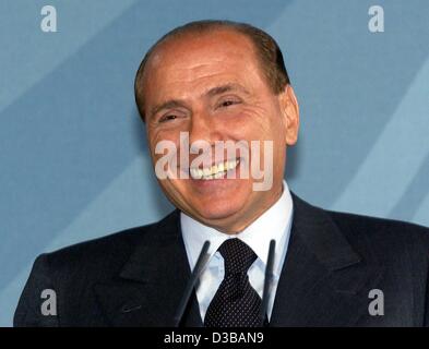 (Dpa) - italienische Ministerpräsident Silvio Berlusconi ist Spaß auf einer Pressekonferenz in Berlin, 19. November 2002. Stockfoto