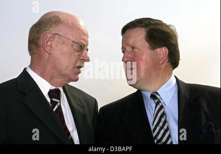 (Dpa) - spricht Deutsch Defence Minister Peter Struck (L) mit George Robertson, Generalsekretär der NATO, auf einem Truppenübungsplatz in Sennelager bei Paderborn, Deutschland, 6. September 2002. Weiterhin ihre Arbeit in der neuen parlamentarischen wird geschlagen, wer dient als Verteidigungsminister seit 25. Juli 2002, Stockfoto