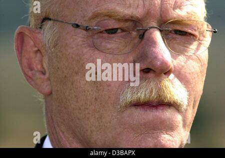 (Dpa) - deutsche Verteidigung Minister Peter Struck, abgebildet auf einem Truppenübungsplatz in Sennelager bei Paderborn, Deutschland, 6. September 2002. Geschlagen, wer dient als Verteidigungsminister seit 25. Juli 2002, soll seine Arbeit in der neuen Legislaturperiode fortzusetzen, wurde 16. Oktober 2002 berichtet. Stockfoto