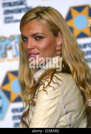 (Dpa) - posiert spanische Topmodel Esther Canadas bei den MTV Europe Music Awards in Barcelona, 14. November 2002. Stockfoto