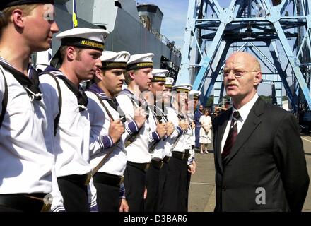 (Dpa) - spricht Deutsch Defence Minister Peter Struck, Soldaten der deutschen Marine auf der Fregatte "Hamburg" in Kiel, Deutschland, 16. August 2002. Geschlagen, wer dient als Verteidigungsminister seit 25. Juli 2002, soll seine Arbeit in der neuen Legislaturperiode fortzusetzen, wurde 16. Oktober 2002 berichtet. Stockfoto