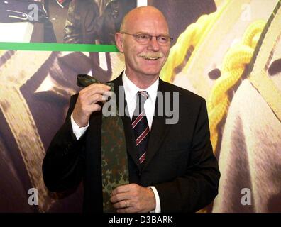 (Dpa) - deutsche Verteidigung Minister Peter Struck in seinen Händen hält eine Krawatte in Camouflage Farben in Bonn, Deutschland, 15. August 2002. Er präsentierte die Krawatte (was nicht offizieller Teil der militärischen Uniform) der Mode-Hersteller, die die deutsche Bundeswehr Uniformen produziert. Geschlagen, dient, die Stockfoto