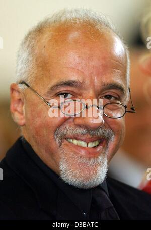 (Dpa) - brasilianische Autor Paulo Coelho ("The Alchemist: A Fabel über folgende Your Dream '/' El Alquimista: Una Fabula Para Seguir Tus Suenos,"Veronika beschließt zu sterben") Lächeln während der Zeremonie des planetaren Bewusstseins Award in Frankfurt am Main, 6. Oktober 2002. Die Verleihung des "Club of Budapest" Stockfoto