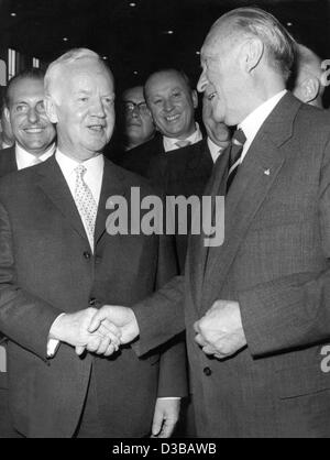 (Dpa-Dateien) - German Chancellor Konrad Adenauer (R) gratuliert Heinrich Luebke zu seiner Wahl zum Präsidenten, in West-Berlin, 1. Juli 1959. Luebke diente als Staatsoberhaupt bis zu seinem Rücktritt am 30. Juni 1969. Stockfoto