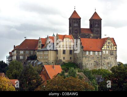 (Dpa-Dateien) - ein Blick auf den Burgberg und die Türme des romanischen Seminars Kirche St. Servatius mit Blick auf die Stadt Quedlinburg, Deutschland, 27. September 2001. Die historische Altstadt von Quedlinburg wurde im Jahr 1994 in die Liste der UNESCO-Welterbestätten hinzugefügt. Stockfoto