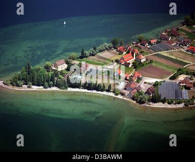 (Dpa-Dateien) - zeigt eine Luftaufnahme Dorf Niederzell mit seiner Kirche St. Peter und Paul auf der Insel Reichenau im Bodensee, Deutschland, 31. Mai 1996. Die Insel wurde im Jahr 2000 zum UNESCO-Weltkulturerbe erklärt. Stockfoto