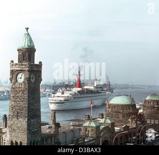 Das Passagierschiff "TS Hamburg" verlässt den Hafen in Hamburg, Deutschland (undatiert Filer). Im Vordergrund ist die St. Pauli Landungsbruecken gesehen.   Stichworte: Wirtschaft-Business-Finanzen, EBF, Transport, Reisen, Monuments and Heritage Sites, Schiff, Hafen, Hafen, Geographie, Turm, Fluss, Deutschland: DEU, gen Stockfoto